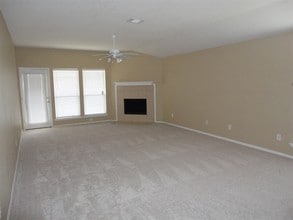 7118 Compass Point Dr in Rowlett, TX - Foto de edificio - Building Photo