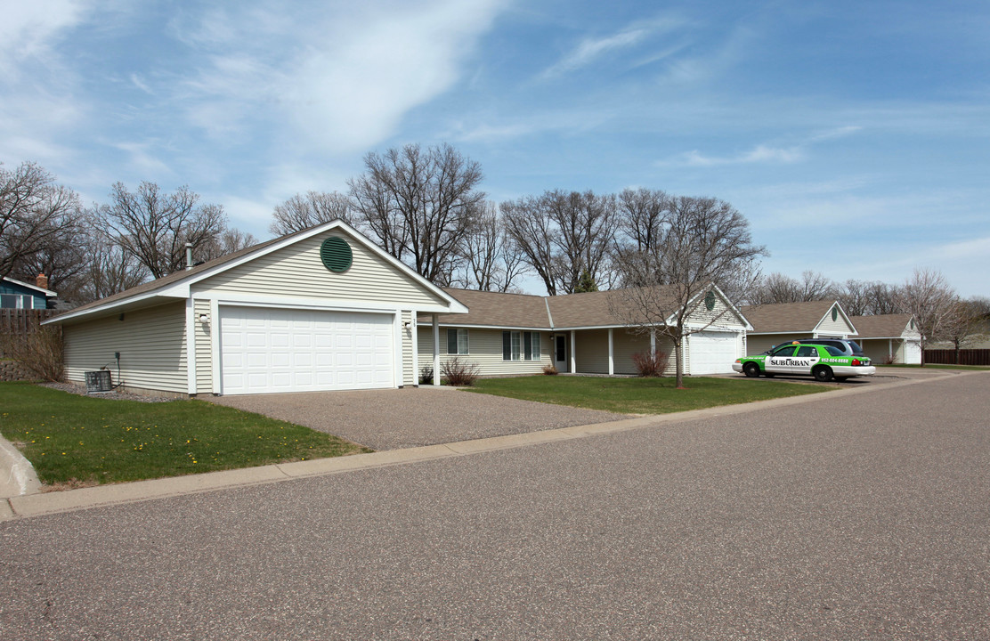 OAK MANOR TOWNHOMES in Coon Rapids, MN - Foto de edificio