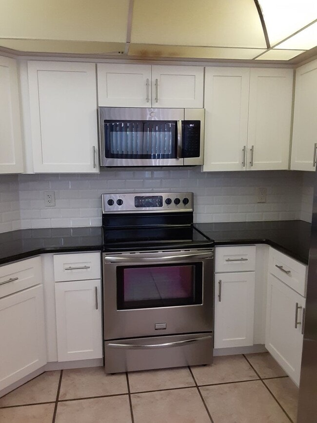 8349 Forest Oaks Blvd in Spring Hill, FL - Foto de edificio - Building Photo