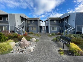 2001 Skyline Way in Anacortes, WA - Building Photo