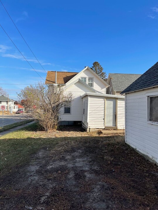 501 Clay St in Cedar Falls, IA - Building Photo