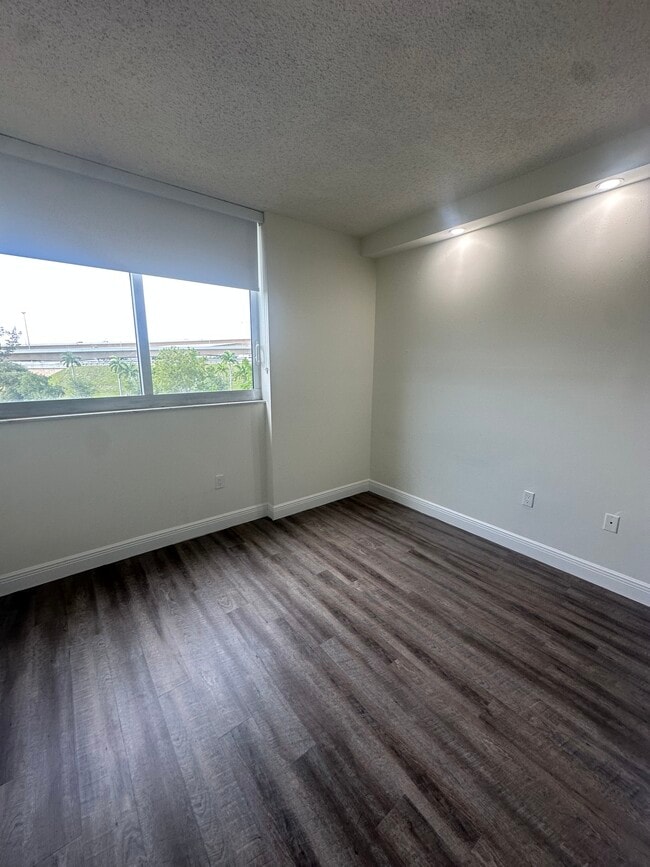 7991 NW 7th St, Unit C2 in Miami, FL - Building Photo - Building Photo