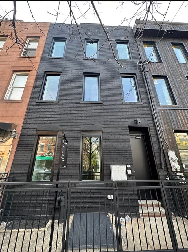 301 Van Brunt St, Unit Garden