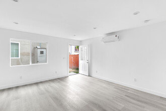 2749 S Mansfield Ave, Unit 2749 in Los Angeles, CA - Foto de edificio - Building Photo