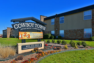 Cowboy Town Apartments in Stillwater, OK - Foto de edificio - Building Photo