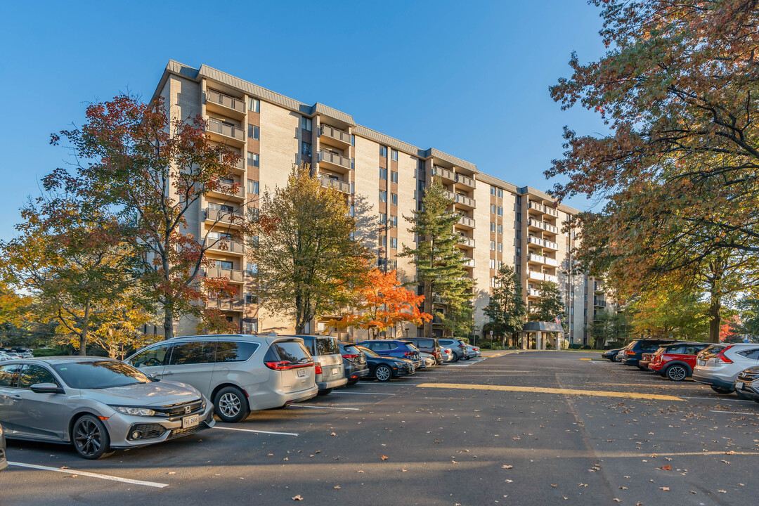 Woodlake Towers III in Falls Church, VA - Foto de edificio