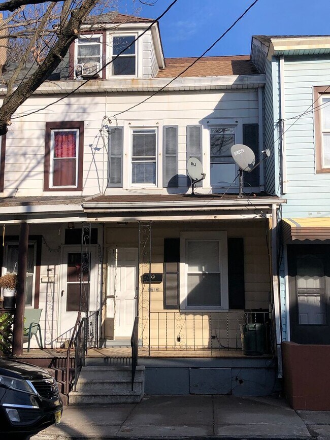 property at 1616 Chestnut Ave