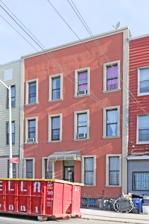 983 Metropolitan Ave in Brooklyn, NY - Building Photo