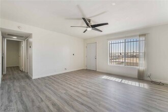 625 S Royal Crest Cir in Las Vegas, NV - Foto de edificio - Building Photo