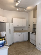 1210 E Brady St, Unit 1210 B in Milwaukee, WI - Building Photo - Building Photo
