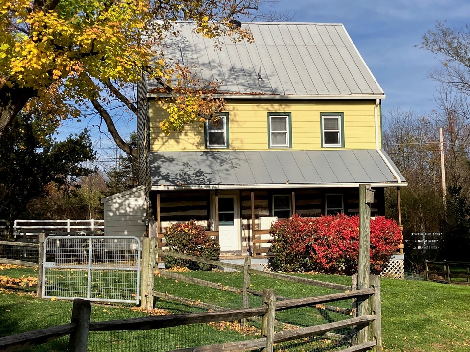 4610 Irish Creek Rd in Bernville, PA - Building Photo