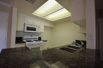 Fulton Court Apartments in Van Nuys, CA - Building Photo - Building Photo