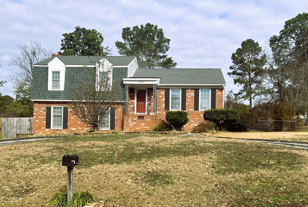 5449 Thompson Cir in Hope Mills, NC - Building Photo