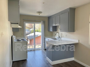 935 Civic Center Dr in Rohnert Park, CA - Building Photo - Building Photo