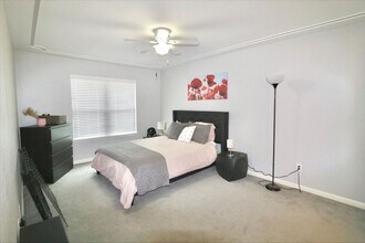 855 Augusta Dr in Houston, TX - Building Photo - Building Photo