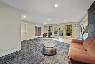 Sammamish View in Bellevue, WA - Foto de edificio - Building Photo
