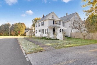 17 Walcott St in New York Mills, NY - Foto de edificio - Building Photo