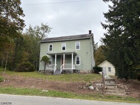 78 Mountain Lake Rd in Belvidere, NJ - Building Photo