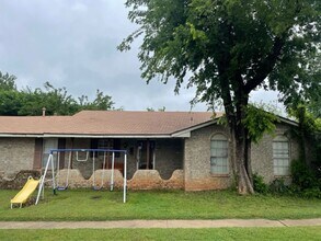 1021 Crown Dr in Edmond, OK - Building Photo - Building Photo