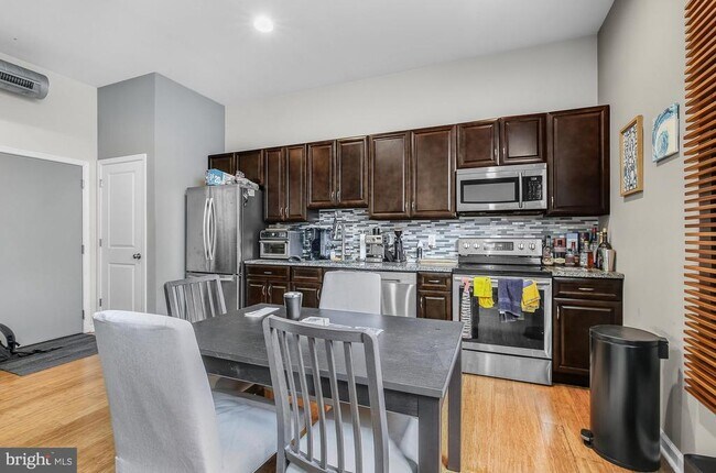 2422 Frankford Ave in Philadelphia, PA - Building Photo - Building Photo