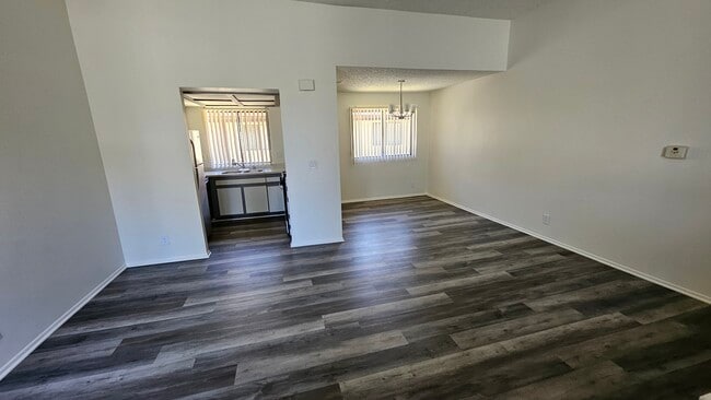 2241 Florencita Dr W in Montrose, CA - Foto de edificio - Building Photo