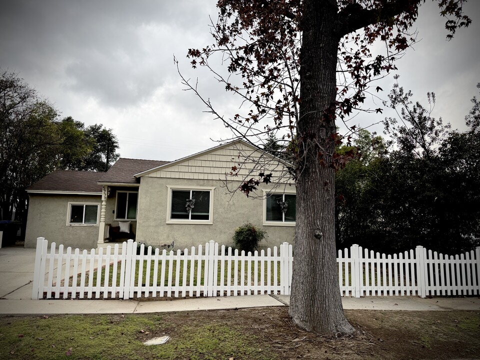 5775 Bertrand Ave in Encino, CA - Foto de edificio
