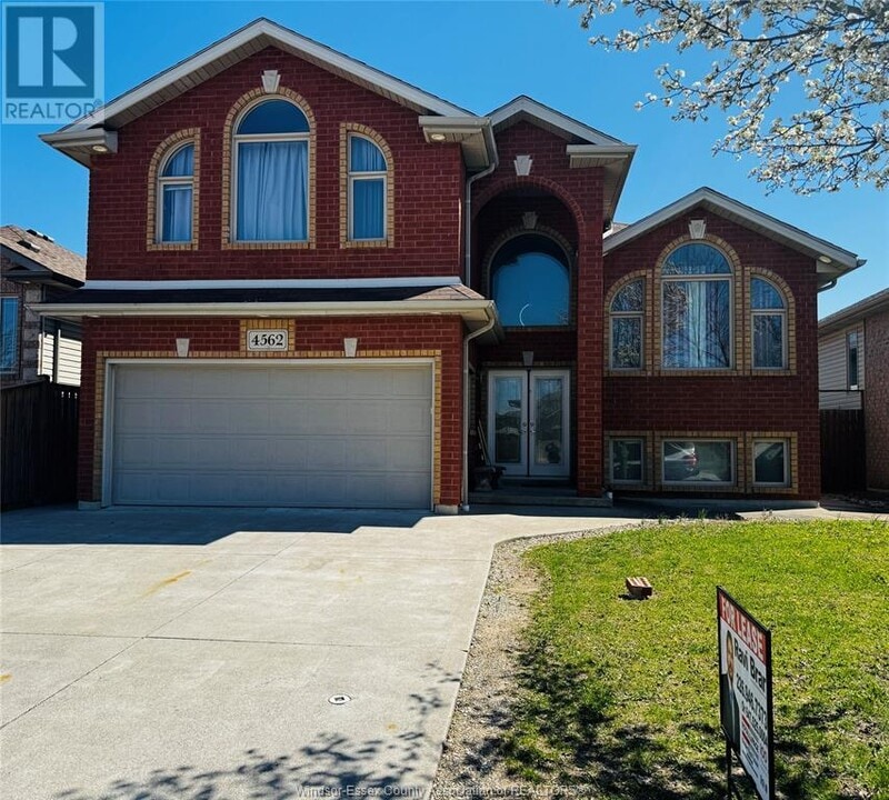 4562 Brunswick Ave in Windsor, ON - Building Photo