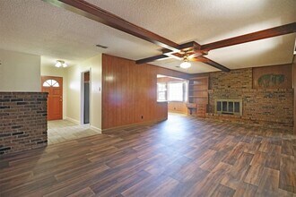 1454 W Wintergreen Rd in Lancaster, TX - Foto de edificio - Building Photo