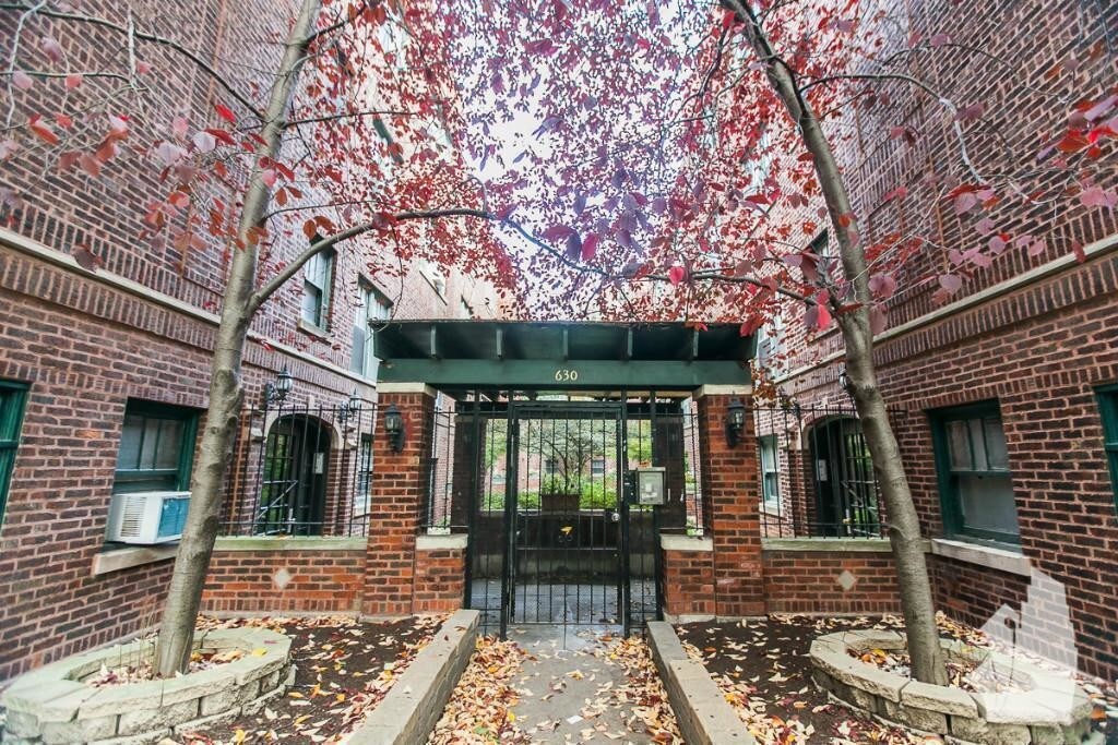 630 W Arlington Pl in Chicago, IL - Building Photo