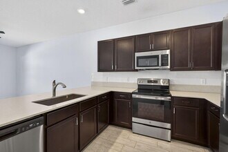 4408 Hemlock Dr in Riviera Beach, FL - Foto de edificio - Building Photo