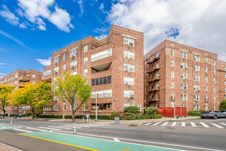 10615 Queens Blvd in Forest Hills, NY - Building Photo - Building Photo