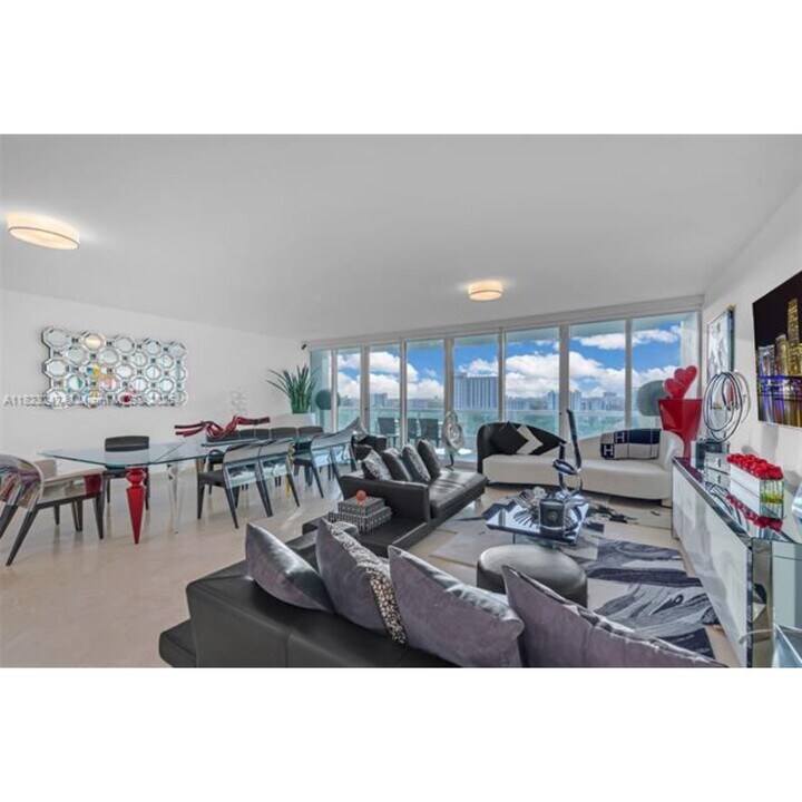 1643 Brickell Ave in Miami, FL - Building Photo