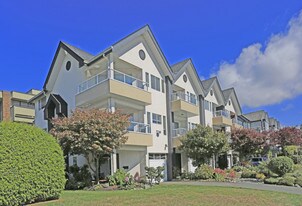 15303-15311 Roper Ave in White Rock, BC - Building Photo