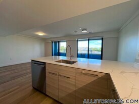 1079 Commonwealth Ave in Boston, MA - Building Photo