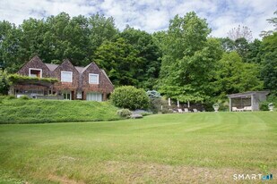 15 Harrison St in Salisbury, CT - Building Photo