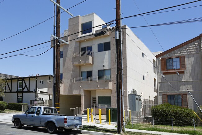 6816 Independence Ave in Canoga Park, CA - Foto de edificio - Building Photo