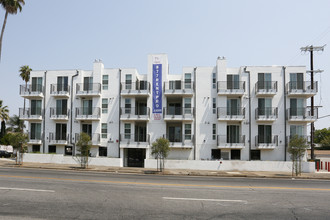 6222 Kester Ave in Van Nuys, CA - Foto de edificio - Building Photo