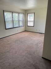 512 Breezy Point Dr in Clinton, IA - Building Photo - Building Photo