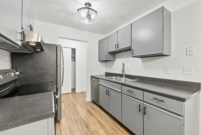 Sheridan Lake Apartments in Rapid City, SD - Foto de edificio - Building Photo