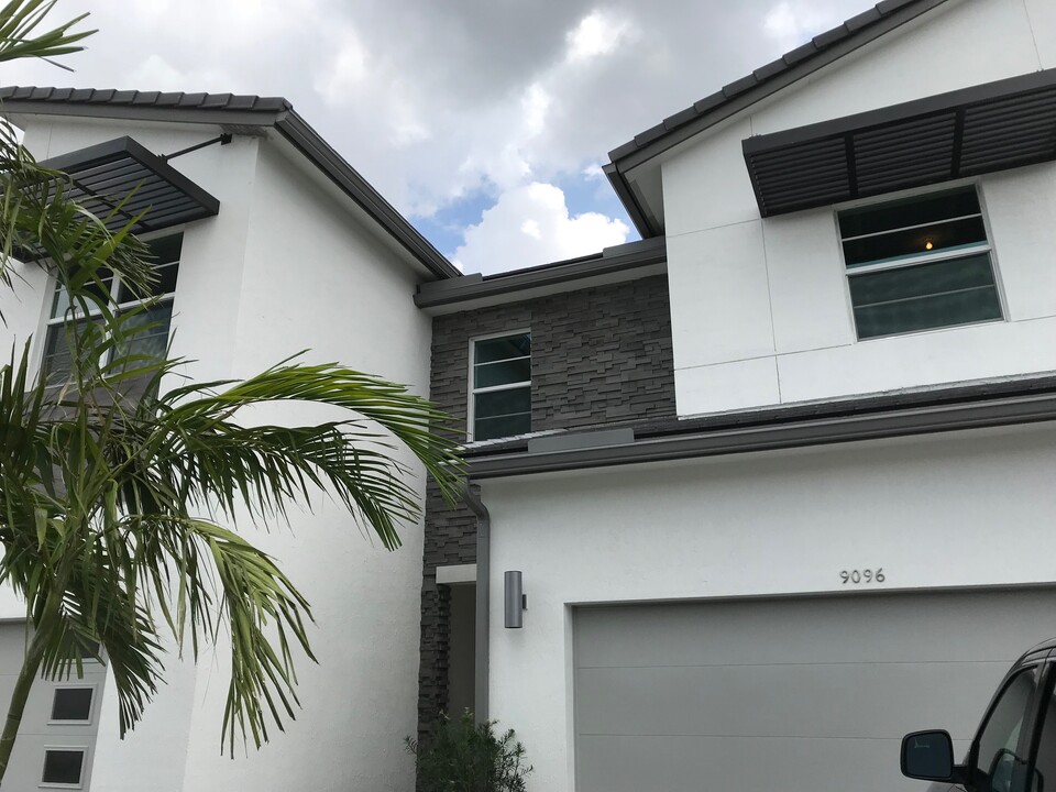 9096 Kingsmoor Wy in Lake Worth, FL - Building Photo