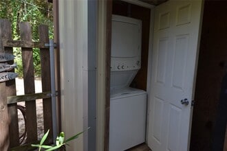 253 Old Groveton Rd in Onalaska, TX - Building Photo - Building Photo