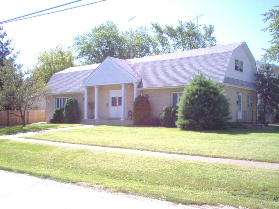 305 W Van Buren in Marengo, IL - Building Photo