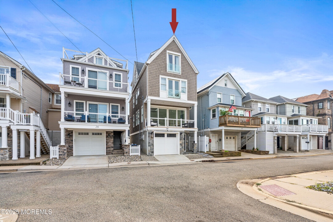 28 Beach St in Sea Bright, NJ - Building Photo