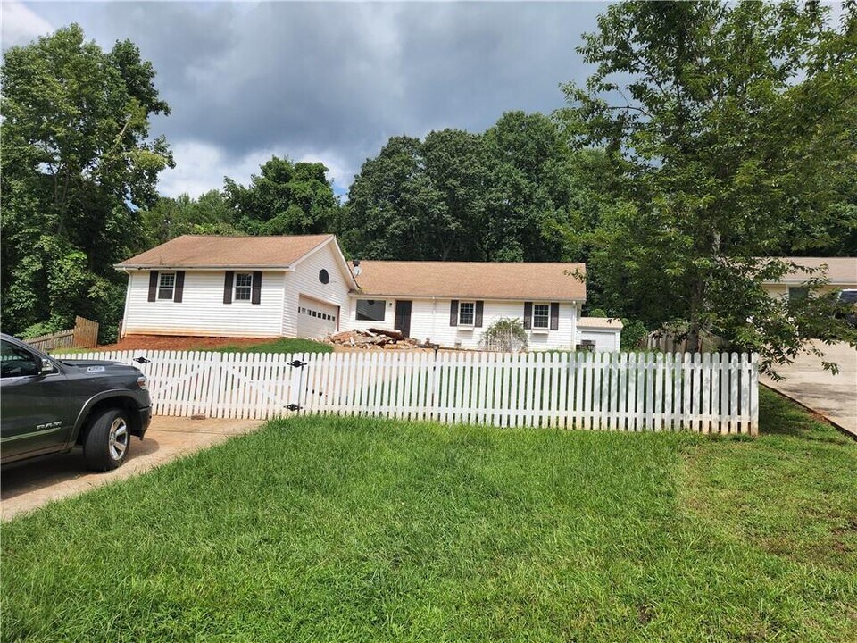 5143 Ponderosa Farm Rd in Gainesville, GA - Building Photo