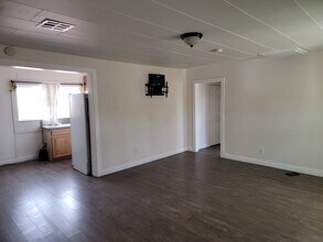 5040 Smoke Ranch Rd in Las Vegas, NV - Building Photo - Building Photo