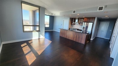 300 Bowie St in Austin, TX - Building Photo - Building Photo