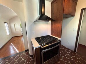 2809 E 11th St in Long Beach, CA - Building Photo - Building Photo