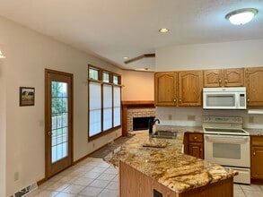 2014 E Main St in Louisville, OH - Foto de edificio - Building Photo