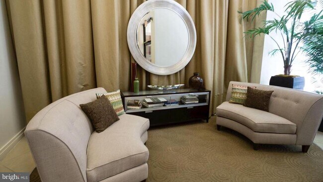 915 E St NW in Washington, DC - Building Photo - Building Photo