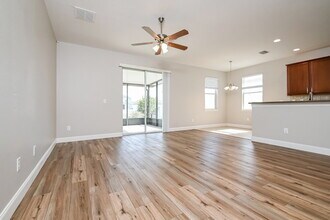 568 Vista Ridge Dr in Ruskin, FL - Foto de edificio - Building Photo